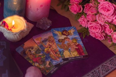 Kehanet kavramı, kehanet ve tarot kartları ve aşk büyüsü üzerine kehanetler. Avrupa, Ukrayna, Kiev - 6 Nisan: İllüstrasyon Editörü