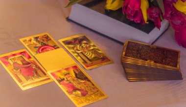 Kehanet kavramı, kehanet ve tarot kartları ve aşk büyüsü üzerine kehanetler. Avrupa, Ukrayna, Kiev - 6 Nisan: İllüstrasyon Editörü