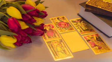 Kehanet kavramı, kehanet ve tarot kartları ve aşk büyüsü üzerine kehanetler. Avrupa, Ukrayna, Kiev - 6 Nisan: İllüstrasyon Editörü