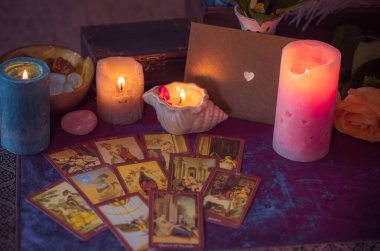 Kehanet kavramı, kehanet ve tarot kartları ve aşk büyüsü üzerine kehanetler. Avrupa, Ukrayna, Kiev - 6 Nisan: İllüstrasyon Editörü