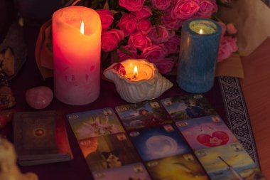 Kehanet kavramı, kehanet ve tarot kartları ve aşk büyüsü üzerine kehanetler. Avrupa, Ukrayna, Kiev - 6 Nisan: İllüstrasyon Editörü