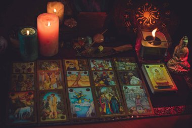 Kehanet kavramı, kehanet ve tarot kartları ve aşk büyüsü üzerine kehanetler. Avrupa, Ukrayna, Kiev - 6 Nisan: İllüstrasyon Editörü