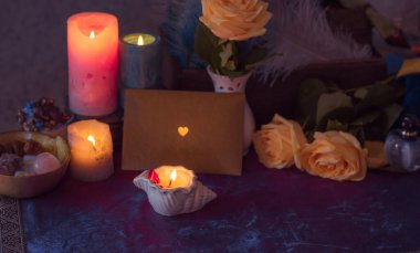 Enerji iyileştirme, reiki seansı ya da mumlarla çakra ayinleri, ruhani uygulamalar. Cadı büyüsü, yeni dünya, geleceğin alternatif tıbbı.