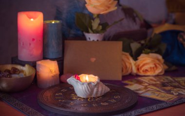 Enerji iyileştirme, reiki seansı ya da mumlarla çakra ayinleri, ruhani uygulamalar. Cadı büyüsü, yeni dünya, geleceğin alternatif tıbbı.