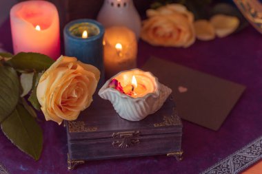 Enerji iyileştirme, reiki seansı ya da mumlarla çakra ayinleri, ruhani uygulamalar. Cadı büyüsü, yeni dünya, geleceğin alternatif tıbbı.