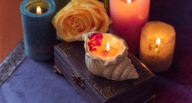 Enerji iyileştirme, reiki seansı ya da mumlarla çakra ayinleri, ruhani uygulamalar. Cadı büyüsü, yeni dünya, geleceğin alternatif tıbbı.