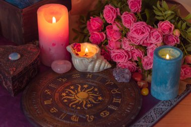 Enerji iyileştirme, reiki seansı ya da mumlarla çakra ayinleri, ruhani uygulamalar. Cadı büyüsü, yeni dünya, geleceğin alternatif tıbbı.