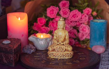 Enerji iyileştirme, reiki seansı ya da mumlarla çakra ayinleri, ruhani uygulamalar. Cadı büyüsü, yeni dünya, geleceğin alternatif tıbbı.