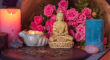 Enerji iyileştirme, reiki seansı ya da mumlarla çakra ayinleri, ruhani uygulamalar. Cadı büyüsü, yeni dünya, geleceğin alternatif tıbbı.