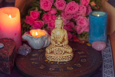 Astroloji ve esrarengiz kavram. Burçlarla, mumlarla ve mistik atmosferle ilgili bazı işaretler var.