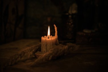 Enerji iyileştirme, mumlarla reiki oturumu ayini, ruhani uygulama. Cadı büyüsü, yeni dünya, geleceğin alternatif tıbbı.