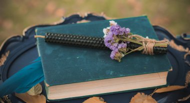 Enerji iyileştirme, mumlarla reiki oturumu ayini, ruhani uygulama. Cadı büyüsü, yeni dünya, geleceğin alternatif tıbbı.