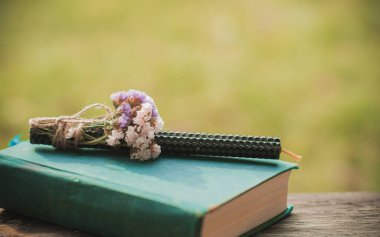 Enerji iyileştirme, mumlarla reiki oturumu ayini, ruhani uygulama. Cadı büyüsü, yeni dünya, geleceğin alternatif tıbbı.