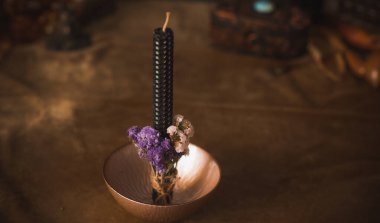 Enerji iyileştirme, mumlarla reiki oturumu ayini, ruhani uygulama. Cadı büyüsü, yeni dünya, geleceğin alternatif tıbbı.