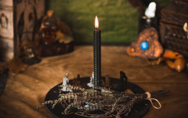 Enerji iyileştirme, mumlarla reiki oturumu ayini, ruhani uygulama. Cadı büyüsü, yeni dünya, geleceğin alternatif tıbbı.