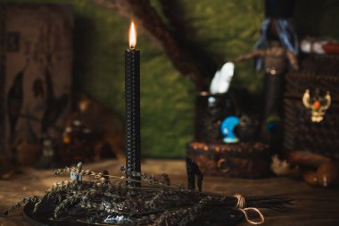 Enerji iyileştirme, mumlarla reiki oturumu ayini, ruhani uygulama. Cadı büyüsü, yeni dünya, geleceğin alternatif tıbbı.