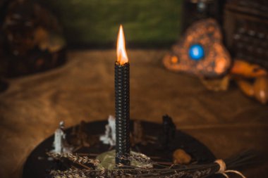 Enerji iyileştirme, mumlarla reiki oturumu ayini, ruhani uygulama. Cadı büyüsü, yeni dünya, geleceğin alternatif tıbbı.