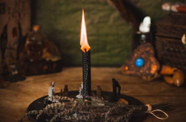 Enerji iyileştirme, mumlarla reiki oturumu ayini, ruhani uygulama. Cadı büyüsü, yeni dünya, geleceğin alternatif tıbbı.