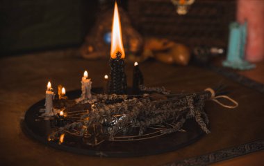 Enerji iyileştirme, mumlarla reiki oturumu ayini, ruhani uygulama. Cadı büyüsü, yeni dünya, geleceğin alternatif tıbbı.