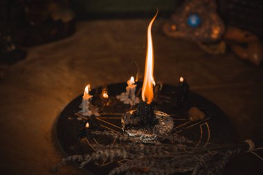 Enerji iyileştirme, mumlarla reiki oturumu ayini, ruhani uygulama. Cadı büyüsü, yeni dünya, geleceğin alternatif tıbbı.