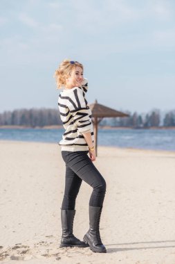 Seyahat konsepti. Ada 'da modern güzel kadın, tatil ya da hafta sonu