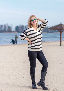 Seyahat konsepti. Ada 'da modern güzel kadın, tatil ya da hafta sonu