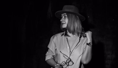 Modern feminist kadın portresi, güçlü ve güçlü kişilik, yeni dünyadaki kadınlar