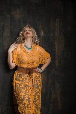 Şık bir Boho kadını, modaya uygun bir moda. Hanımlar için tarz, kıyafet ayrıntıları