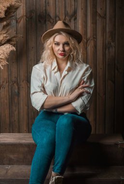 Şık bir Boho kadını, modaya uygun bir moda. Hanımlar için tarz, kıyafet ayrıntıları