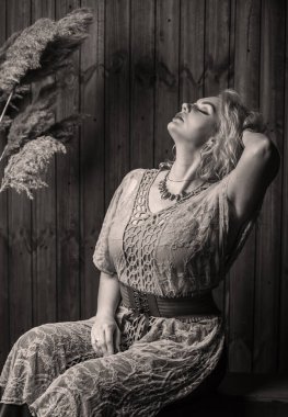 Şık bir Boho kadını, modaya uygun bir moda. Hanımlar için tarz, kıyafet ayrıntıları