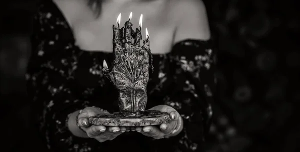 Zukunftsweisend Zigeunerin Mit Altar Kerzenzauber Sauberer Aura Und Negativer Energie — Stockfoto