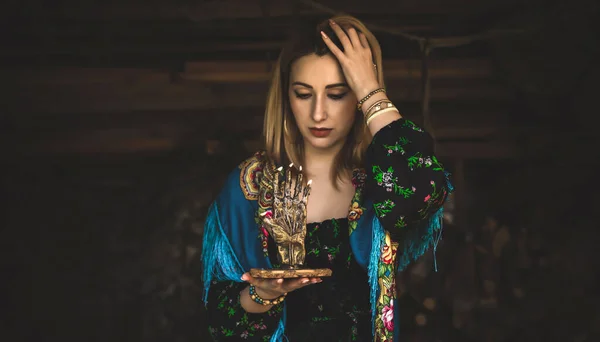 Pozorování Budoucnosti Gypsy Žena Oltářem Svíčky Magie Čistá Aura Negativní — Stock fotografie