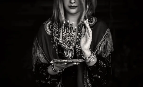 未来の話だ キャンドル魔法 きれいなオーラと負のエネルギーを持つジプシーの女性 Wiccaの概念 — ストック写真