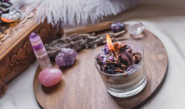 Enerji iyileştirme, reiki oturumu ya da çakra ayini mumlar, cadı büyüsü, yeni dünya, alternatif tıp