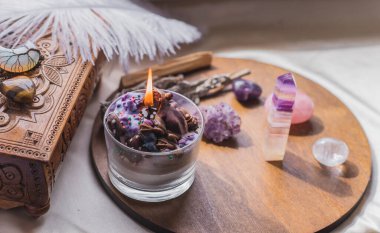 Enerji iyileştirme, reiki oturumu ya da çakra ayini mumlar, cadı büyüsü, yeni dünya, alternatif tıp