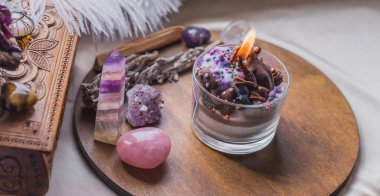 Enerji iyileştirme, reiki oturumu ya da çakra ayini mumlar, cadı büyüsü, yeni dünya, alternatif tıp