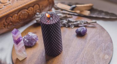 Enerji iyileştirme, reiki oturumu ya da çakra ayini mumlar, cadı büyüsü, yeni dünya, alternatif tıp