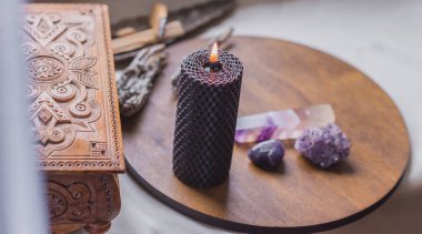 Enerji iyileştirme, reiki oturumu ya da çakra ayini mumlar, cadı büyüsü, yeni dünya, alternatif tıp