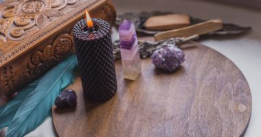 Enerji iyileştirme, reiki oturumu ya da çakra ayini mumlar, cadı büyüsü, yeni dünya, alternatif tıp