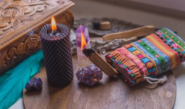 Enerji iyileştirme, reiki oturumu ya da çakra ayini mumlar, cadı büyüsü, yeni dünya, alternatif tıp