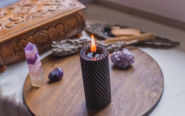 Enerji iyileştirme, reiki oturumu ya da çakra ayini mumlar, cadı büyüsü, yeni dünya, alternatif tıp