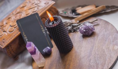 Enerji iyileştirme, reiki oturumu ya da çakra ayini mumlar, cadı büyüsü, yeni dünya, alternatif tıp