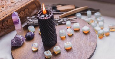 Enerji iyileştirme, reiki oturumu ya da çakra ayini mumlar, cadı büyüsü, yeni dünya, alternatif tıp