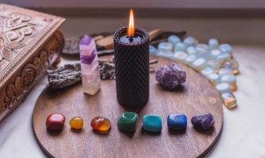 Enerji iyileştirme, reiki oturumu ya da çakra ayini mumlar, cadı büyüsü, yeni dünya, alternatif tıp