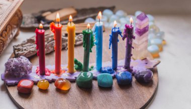 Enerji iyileştirme, reiki oturumu ya da çakra ayini mumlar, cadı büyüsü, yeni dünya, alternatif tıp