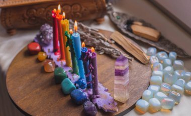 Enerji iyileştirme, reiki oturumu ya da çakra ayini mumlar, cadı büyüsü, yeni dünya, alternatif tıp