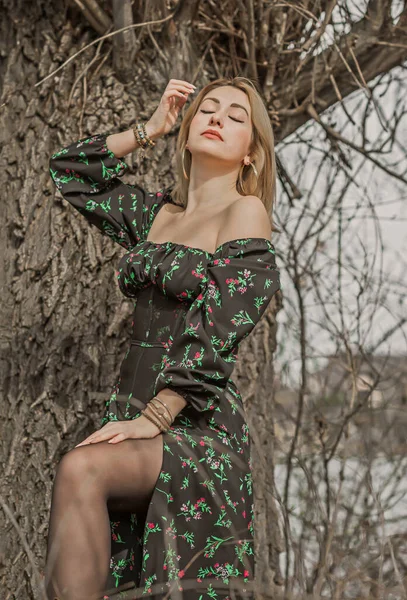 Kobieta Czarnych Kwiatów Cygańska Sukienka Modny Trend Nowa Kolekcja — Zdjęcie stockowe