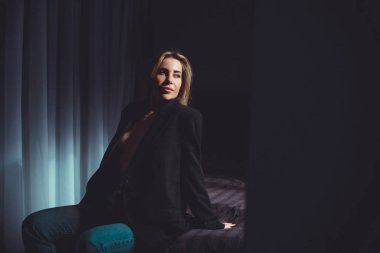 Modern bayanın şehvet ve çekicilik kavramı. Genç seksi kadın yatak odasında.