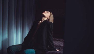 Modern bayanın şehvet ve çekicilik kavramı. Genç seksi kadın yatak odasında.