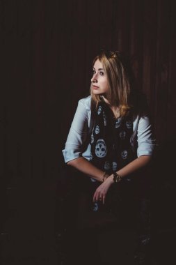 Beyaz gömlekli ve atkılı kadın, gençler için moda, yeni koleksiyon